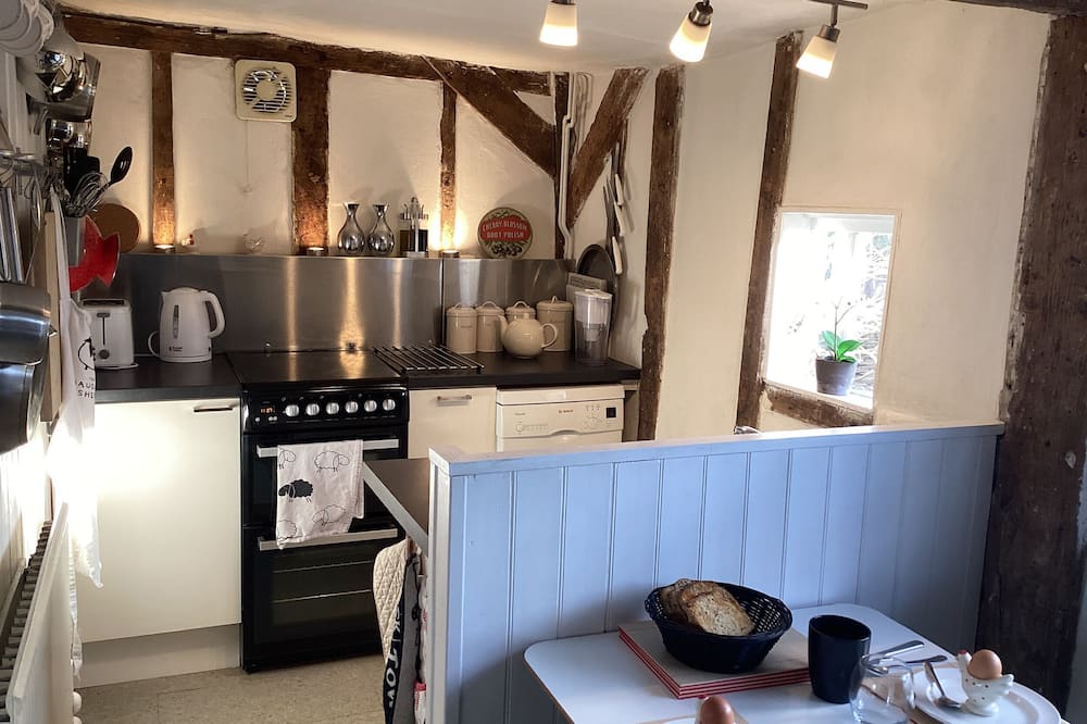 BLACK SHEEP COTTAGE, family friendly, with open fire in Saxmundham