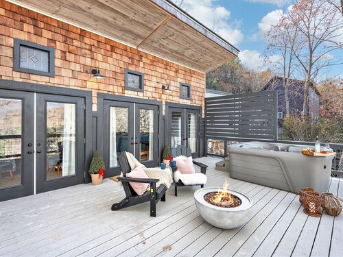 Brand New Luxe Retreat + Hot Tub