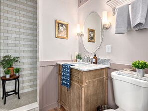 Douche, sèche-cheveux, serviettes fournies, savon
