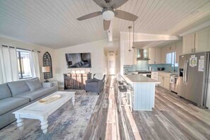 TV - 577 Grouper Ave. Includes Golf Cart - Newly Updated and free Wifi - 2 Pools!! (Panama City Beach)