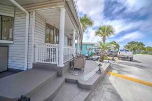 Property grounds - 577 Grouper Ave. Includes Golf Cart - Newly Updated and free Wifi - 2 Pools!! (Panama City Beach)