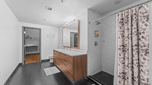 Shower, hair dryer, towels - FIFA World Cup 2026 | Dallas Loft + Pool (Dallas)