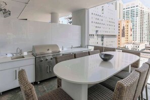Outdoor dining - Luxury Loft Collection 01 - Terrace - River North (Chicago)