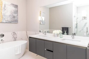 Shower, hair dryer, towels, shampoo - Luxury Loft Collection 01 - Terrace - River North (Chicago)