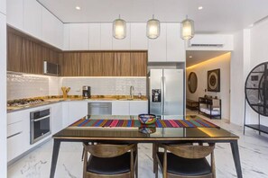 Réfrigérateur, four à micro-ondes, un four, surface de cuisson