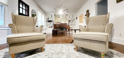 Mayor's Family House Hot Tub, Piano & 2 Kitchens - 5 Minutes to Ark - Sleeps 16+