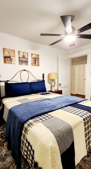4 Schlafzimmer, Schreibtisch, Bügeleisen/Bügelbrett, Reisekinderbett