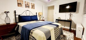 4 chambres, bureau, fer et planche à repasser, lit parapluie