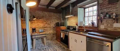 Réfrigérateur, four à micro-ondes, un four, surface de cuisson