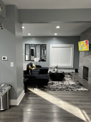 Elegant & Cozy Oasis Near Downtown Indy, 10 mins from Fountain Sq & Mass Ave! 