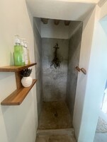 Habitación Deluxe doble, 1 cama de matrimonio, vistas a la piscina | Baño | Ducha y cabezal de ducha tipo lluvia