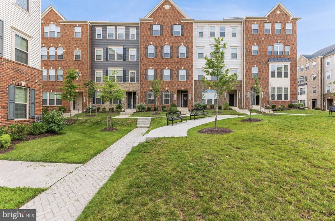 Luxury 3-bedroom townhome near NASA