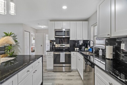 St Pete Heated Pool Home Oasis <10 min to downtown 4 bed/3 bath