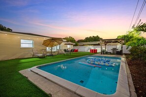 A heated pool - St Pete Heated Pool Home Oasis <10 min to downtown 4 bed/3 bath (St. Petersburg)