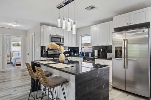 St Pete Heated Pool Home Oasis <10 min to downtown 4 bed/3 bath