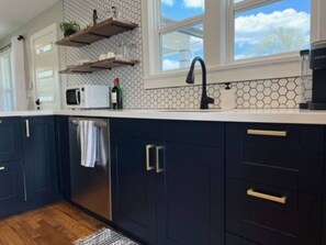 Fridge, microwave, oven, stovetop - [C] Private Country Retreat 10 Acres + 4 Min to Lawrence (Lawrence)