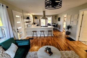 Una televisión, una chimenea, un reproductor estéreo