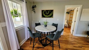 Dining table for four - [C] Private Country Retreat 10 Acres + 4 Min to Lawrence (Lawrence)