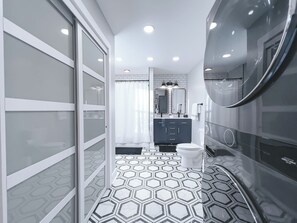 Bathroom with stacked washer and dryer - [C] Private Country Retreat 10 Acres + 4 Min to Lawrence (Lawrence)