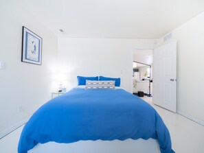 2 slaapkamers, een bureau, een strijkplank/strijkijzer, reisbedje