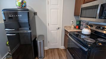 Frigorífico, horno, placa de cocina y lavavajillas