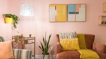 Smart TV, fireplace