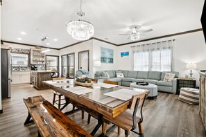 Smart TV, books - Out O'Town ,Walk to the beach, Pets Welcome ,Carpet Free,Quite Location (Gulf Shores)