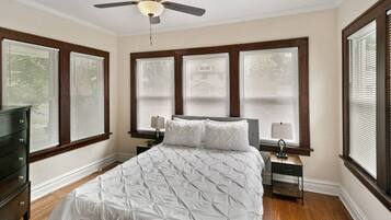 3 chambres, bureau, fer et planche Ă repasser, lit parapluie