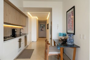 Geladeira, micro-ondas, fogão, cooktop