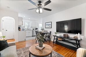 Smart TV, table football, ping pong, stereo