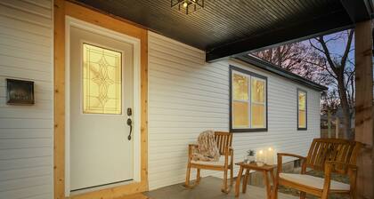 Urban Oasis: A Charming Downtown Retreat with Game Room, Firepit and Yard Games