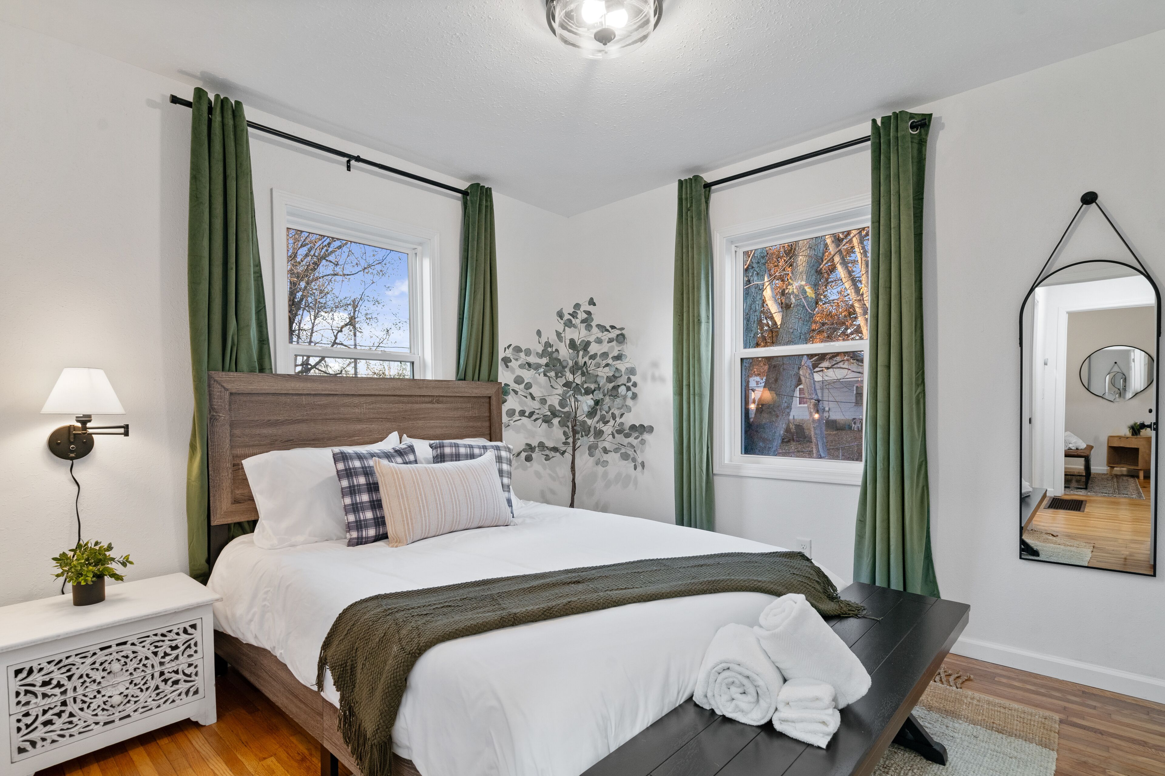 3 habitaciones, escritorio, tabla de planchar con plancha y wifi gratis 