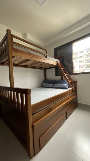 2 bedrooms, iron/ironing board, WiFi