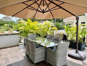 Outdoor dining - Upper Floor by Quepos Fishing

 (Quepos)