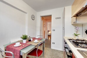 Fridge, microwave, oven, stovetop - CANNAREGIO-APARTMENT WITH AIR CONDITIONING IN THE ROOMS, WASHING MACHINE AND WIFI (Cannaregio)