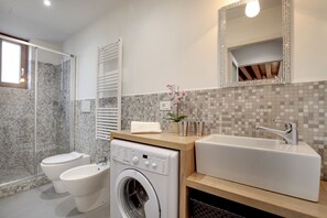 Douche, sèche-cheveux, serviettes fournies