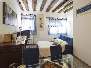 Interior - CASTELLO/BIENNALE, APARTMENT ON THE GROUND FLOOR WITH VIEW OVER THE CANAL (Castello)
