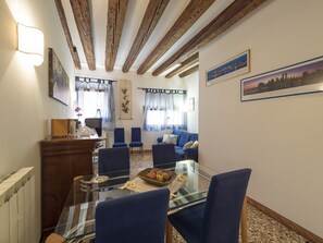Interior - CASTELLO/BIENNALE, APARTMENT ON THE GROUND FLOOR WITH VIEW OVER THE CANAL (Castello)