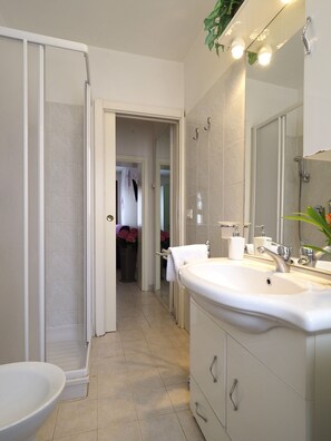 Shower, hair dryer, towels - APARTMENT 2 FLOOR IN CANNAREGIO, NEAR FONDAMENTA NOVE STOP (Cannaregio)
