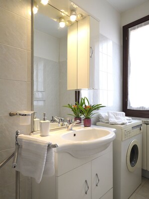 Shower, hair dryer, towels - APARTMENT 2 FLOOR IN CANNAREGIO, NEAR FONDAMENTA NOVE STOP (Cannaregio)
