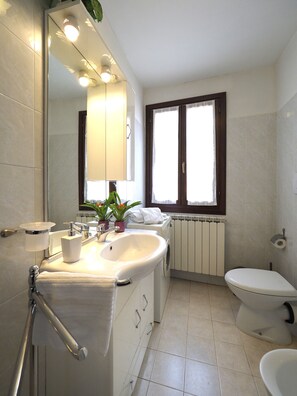 Een douche, een haardroger, handdoeken