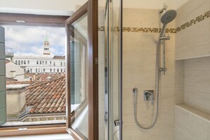 Een douche, een haardroger, handdoeken