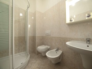 Shower, hair dryer, towels - LARGE AND COMFORTABLE APARTMENT NEAR THE RAILWAY - FIRST FLOOR (Cannaregio)