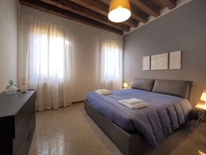 2 bedrooms, iron/ironing board, free WiFi - LARGE AND COMFORTABLE APARTMENT NEAR THE RAILWAY - FIRST FLOOR (Cannaregio)