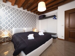 2 bedrooms, iron/ironing board, free WiFi - ELEGANT & MODERN APARTMENT NEAR THE TRAIN STATION - FREE WIFI (Cannaregio)