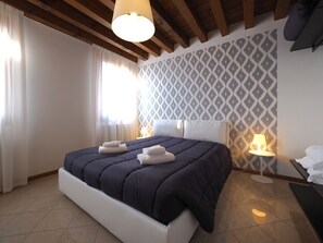2 bedrooms, iron/ironing board, free WiFi - ELEGANT & MODERN APARTMENT NEAR THE TRAIN STATION - FREE WIFI (Cannaregio)