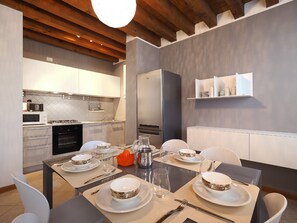 Fridge, microwave, oven, stovetop - ELEGANT & MODERN APARTMENT NEAR THE TRAIN STATION - FREE WIFI (Cannaregio)