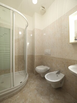Shower, hair dryer, towels - ELEGANT & MODERN APARTMENT NEAR THE TRAIN STATION - FREE WIFI (Cannaregio)