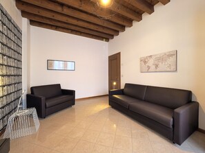 Relax in this stylish living room with a wooden ceiling, two comfortable sofas, and a world map artwork.