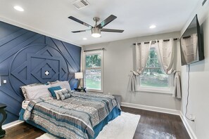 5 bedrooms, in-room safe, desk, iron/ironing board - Designer 5 Bedroom with Backyard Downtown ATL (Atlanta)